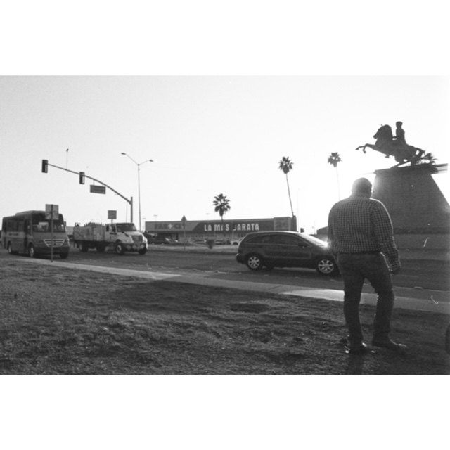 Hombre frente a monumento